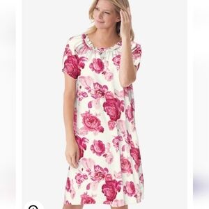 NWOT Amoureuse satin-style nightgown Sz 14/16 Beautiful floral design